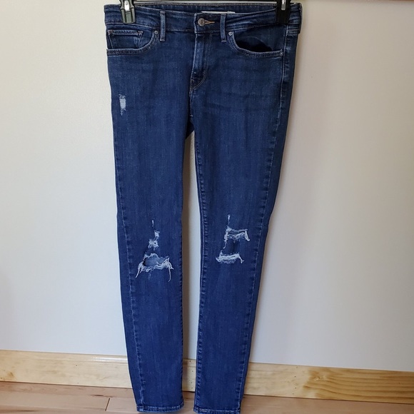 I’m selling a pair of women’s Levi jeans! - Picture 2 of 7